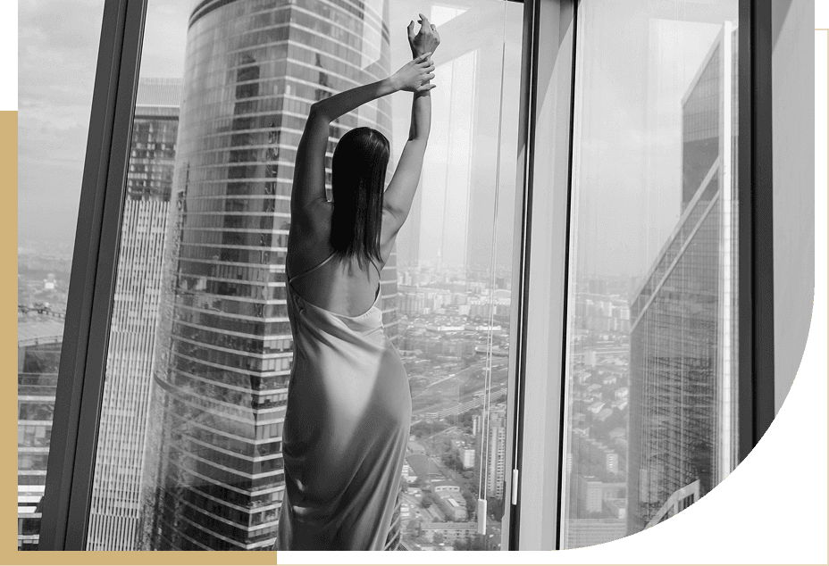 Женщина у окна в апартаментах