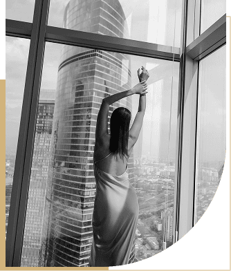Женщина у окна в апартаментах